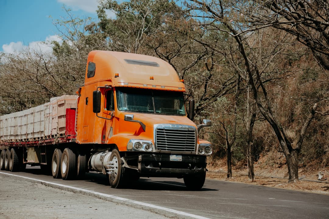 Dry van semi-truck trailer travelling on a highway