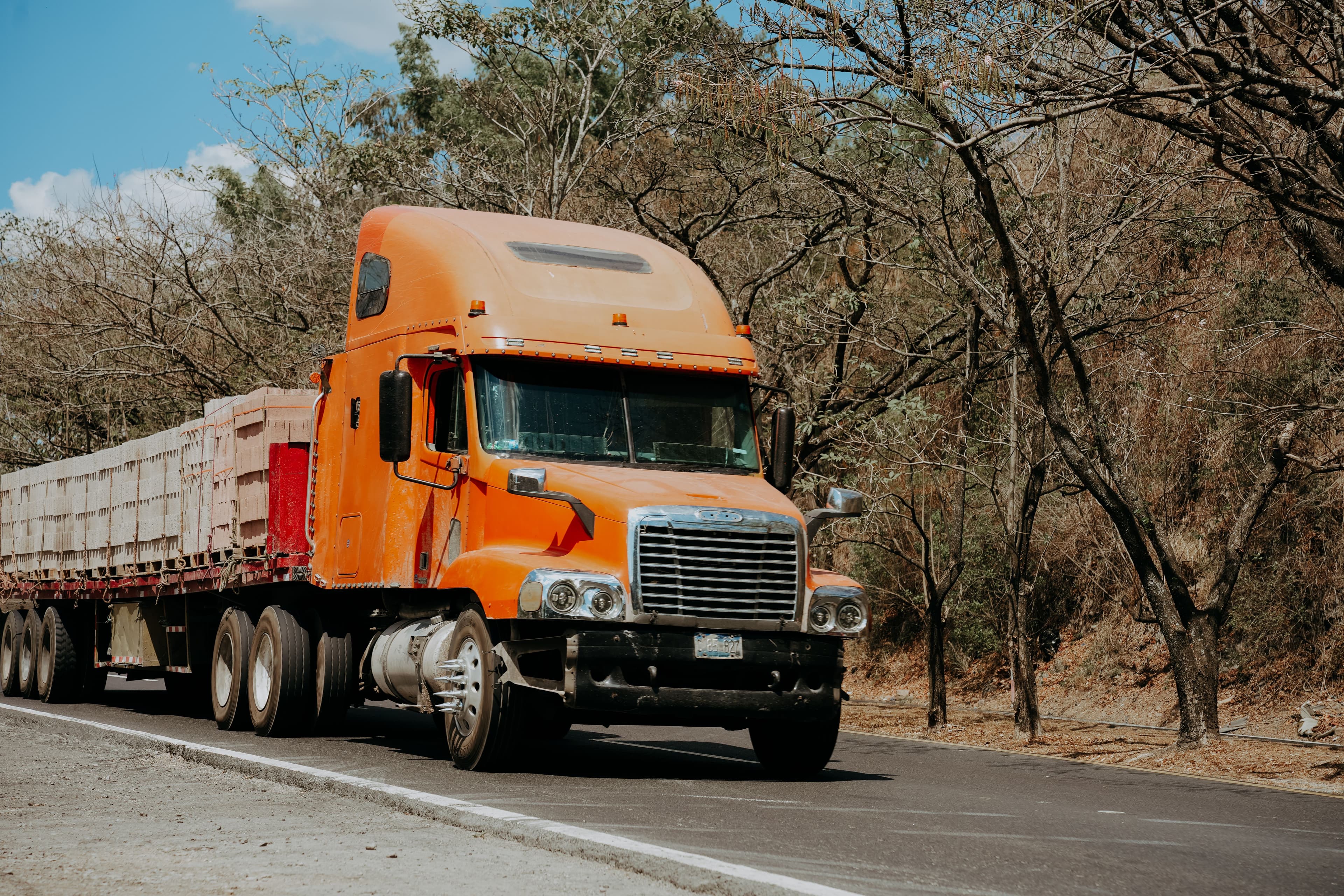 Dry van semi-truck trailer travelling on a highway